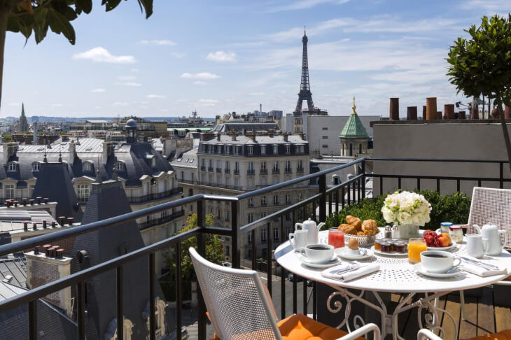 Эйфелева башня с балкона отеля San Regis в Париже