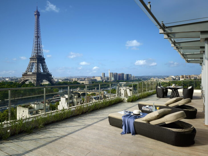 Вид на Эйфелеву башню с балкона отеля Shangri La в Париже